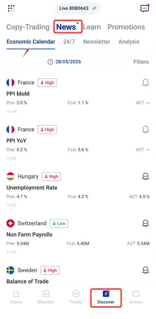 رابط اپلیکیشن موبایل با تب News هایلایتشده و تب Economic Calendar انتخابشده، و Discover در نوار پایین هایلایت شده است.